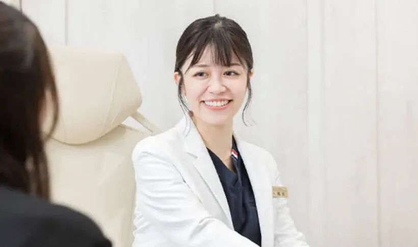笑顔の女医